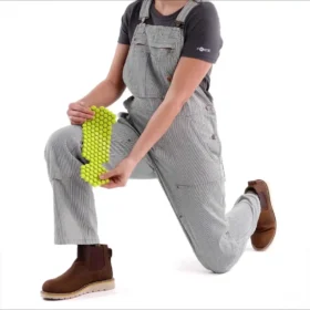 Latzhose aus Denim mit Eisenbahnstreifen