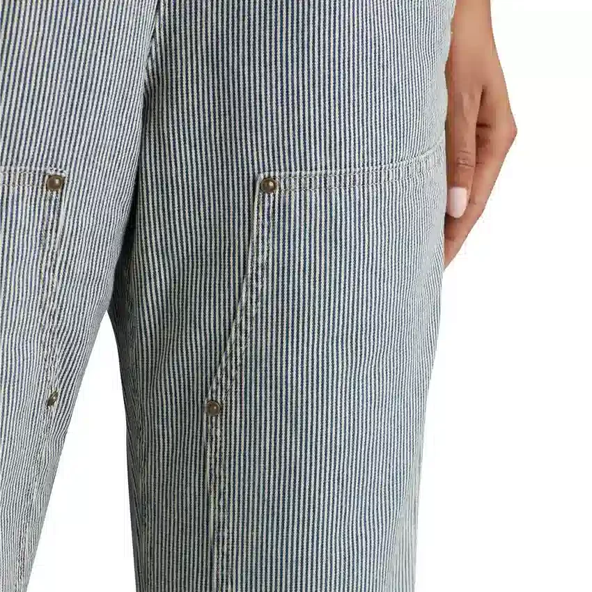 Latzhose aus Denim mit Eisenbahnstreifen